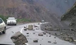 مسدود شدن جاده «ونایی» در بروجرد بر اثر ریزش سنگ