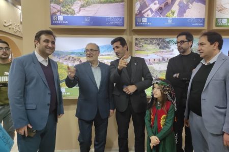 بازدید رئیس صندوق توسعه ملی از غرفه لرستان