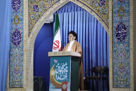 انتقاد امام‌جمعه خرم‌آباد از دریافت زیرمیزی در ادارات