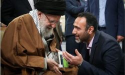 اهدای کتاب شاعر بروجردی به رهبر معظم انقلاب اسلامی