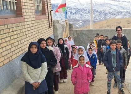 حکایت معلمی که برای درمان چشم آسیب دیده دانش آموزش جنگید