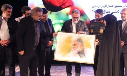 اهدا اثر هنرمند لرستانی به رئیس بسیج هنرمندان کشور