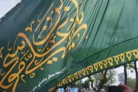 اهتزاز پرچم مزین به نام امام رضا(ع) در بروجرد