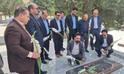 غبارروبی و گلباران گلزار شهدای کارگر خرم آباد+تصاویر