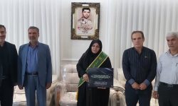 اهدا حمایل خادمی اهل بیت (ع) به همسر شهید «سیدنورخدا موسوی»