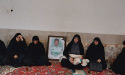 دیدار مدیرکل امور بانوان استانداری و فرماندار سلسله با کوچکترین فرزند دختر شهید لرستان