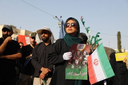 زنان خشت بنای سنگر دفاع از وطن را می‌سازند