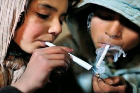 دلایل گرایش نوجوانان به اعتیاد