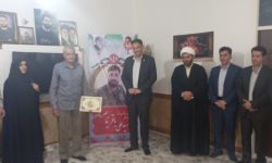 دیدار مدیر و کارکنان بانک سپه لرستان با خانواده شهید «علی‌ باقرنیا»