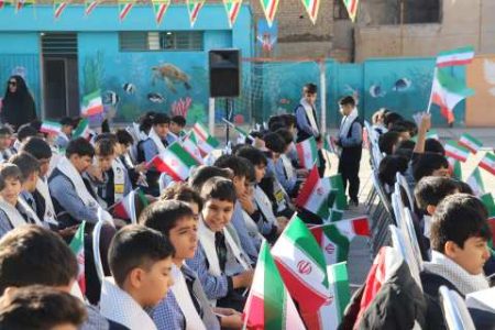 نواختن زنگ «ایثار و مقاومت» در مدرسه شاهد خرم‌آباد
