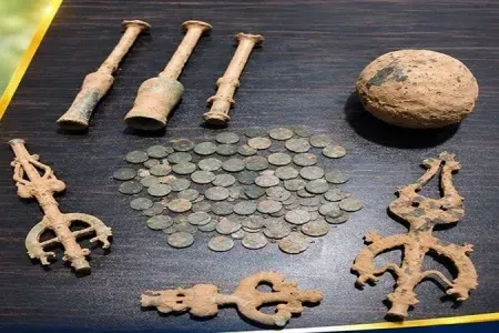 کشف اشیای باستانی و ۵۳ سکه باستانی در سلسله