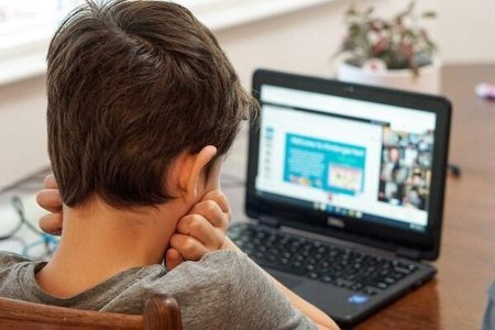 با کودکانی که بیش از اندازه بازی‌های کامپیوتری انجام می‌دهند،چگونه رفتار کنیم؟
