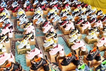 توزیع ۲۲۰۰ لباس و کفش بین دانش‌آموزان لرستانی