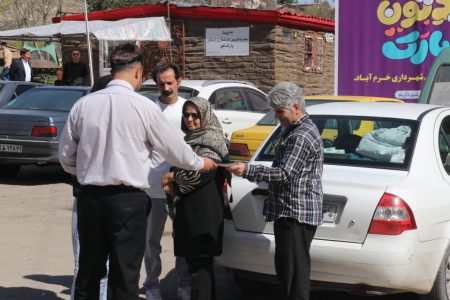 توزیع بروشورهای «نه به‌تصادف» در بین مسافران نوروزی خرم‌آباد