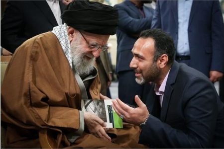 اهدای کتاب شاعر بروجردی به رهبر معظم انقلاب اسلامی