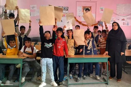 پیوند کتاب و کودکان خرم آباد با کتابخانه پستی کانون لرستان