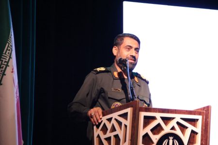 هنرمندان واقعیت‌های دفاع مقدس را به تصویر بکشند