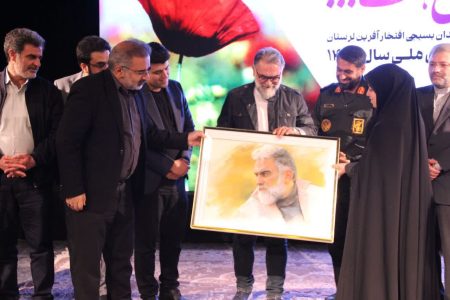 اهدا اثر هنرمند لرستانی به رئیس بسیج هنرمندان کشور