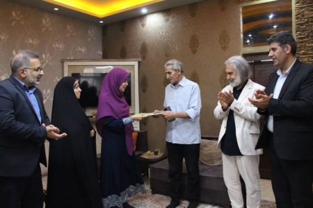 تجلیل معاون وزیر ارشاد از آوازه‌خوان عشق و بیداری