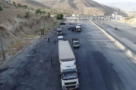 فیلم| جابجایی کالا و تردد عادی ناوگان باری در محورهای مواصلاتی لرستان