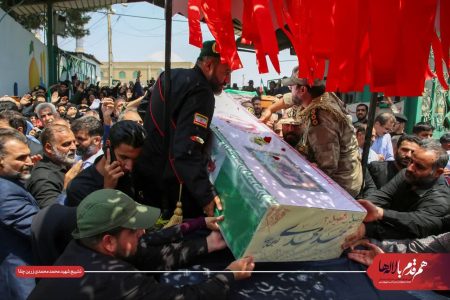 ویدئویی از وداع جانسوز پدر شهید «محمد محمدی» با فرزندش