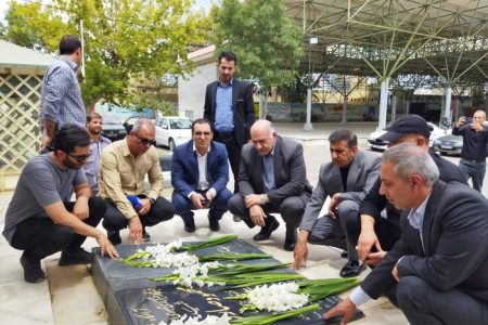 غبارروبی مزار خبرنگار شهید «محمود صارمی» در بروجرد