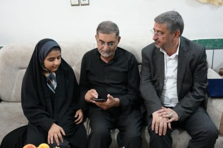 پرچم شهدا بر قله عزت ملت برافراشته است