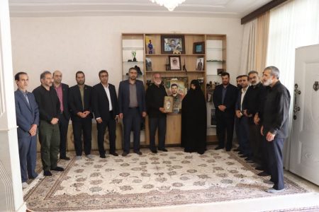 تجلیل بانک رفاه کارگران لرستان از خانواده شهید «امیرحسین طولابی»
