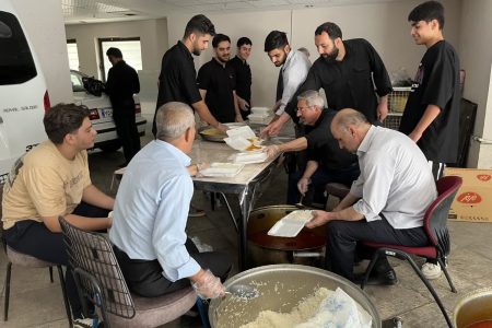 توزیع یک هزار غذای نذری بین نمازگزاران خرم‌آبادی
