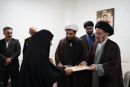 دیدار نماینده ولی فقیه در لرستان با دو خانواده شهیدجنگ ۱۲ روزه
