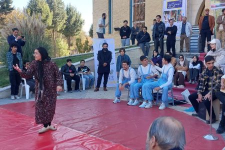 نمایش خیابانی «نگرانم» اجرا شد