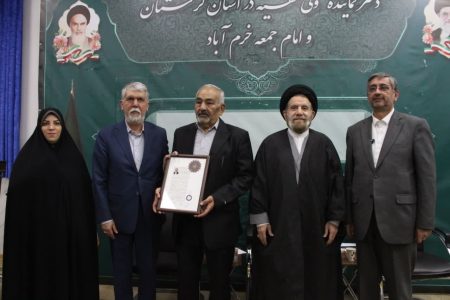اهدای گواهینامه درجه یک هنری به شاعر لرستانی
