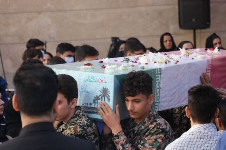 بدرقه با شکوه شهید گمنام در یکی از مدارس پسرانه خرم آباد