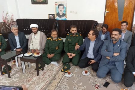 دیدار رئیس شورای هماهنگی بیمه لرستان با خانواده شهید «مظفر جمشیدی»
