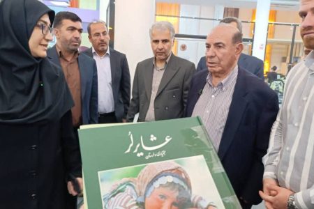 بازدید چهره ماندگار انسان‌شناسی از کتابخانه مرکزی خرم‌آباد
