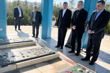 ادای احترام رئیس جمهور به مقام شهدای لرستان