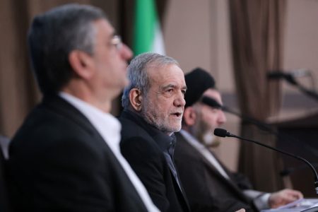 اولویت اصلی باید حل مشکلات مردم باشد