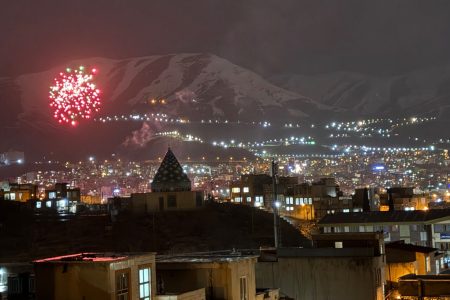 در شب فجر انقلاب آسمان خرم‌آباد نورباران شد