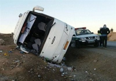 تصادف اتوبوس با تریلی در محور اراک- بروجرد ۱۷ مصدوم و ۲ کشته برجای گذاشت