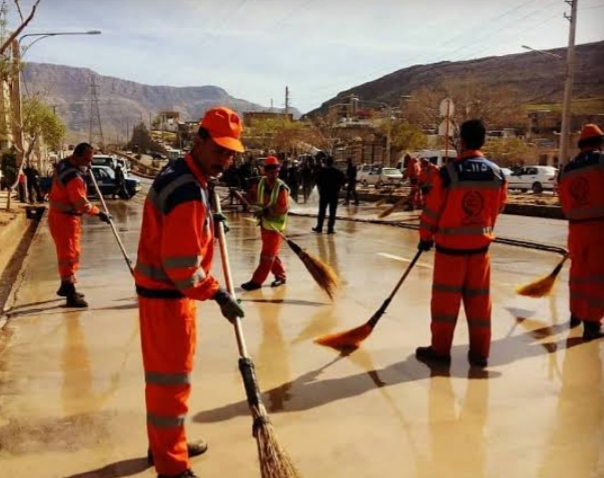 پاکبان‌ها و کارگران شهرداری واکسن می‌زنند