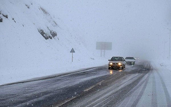 محورهای مواصلاتی لرستان لغزنده است/ رانندگان احتیاط کنند