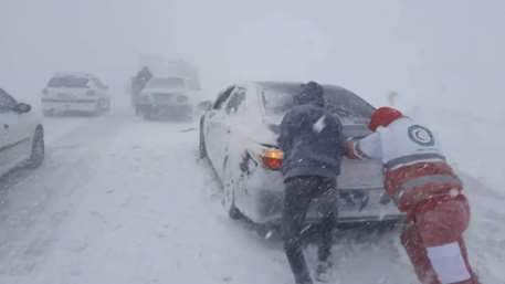 امداد رسانی به ٣٩١ خودروی گرفتار شده در برف و کولاک