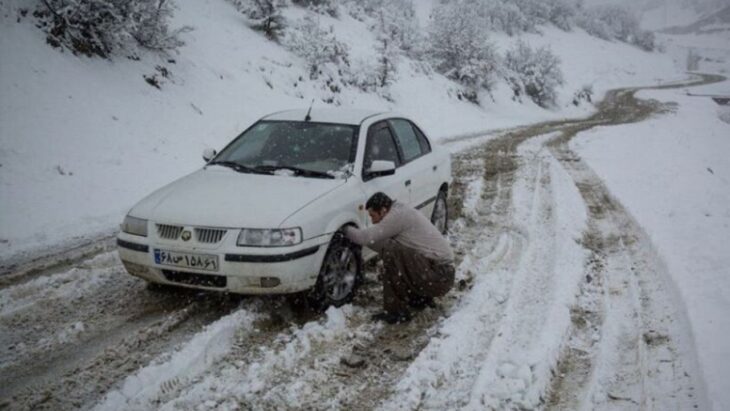 بارش برف و باران در محورهای مواصلاتی لرستان/ رانندگان زنجیر چرخ همراه داشته باشند