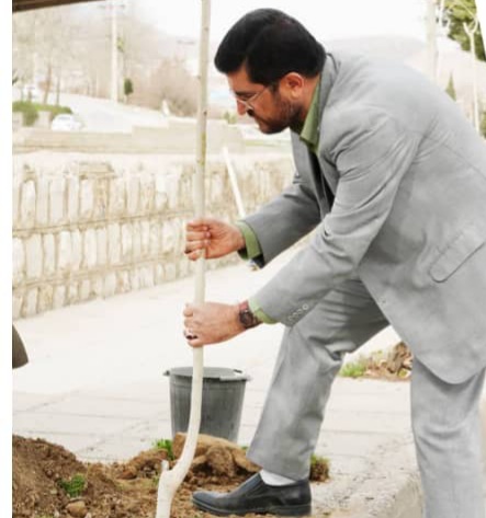 کاشت درخت توسط شهردار منطقه دو خرم آباد