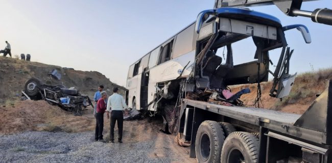 واژگونی اتوبوس در محور بروجرد – اراک/۲ نفر کشته و ۵۷ نفر مصدوم شدند