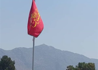 اهتزار پرچم سوگواری ایام‌ محرم در قلعه «فلک‌الافلاک» خرم‌آباد