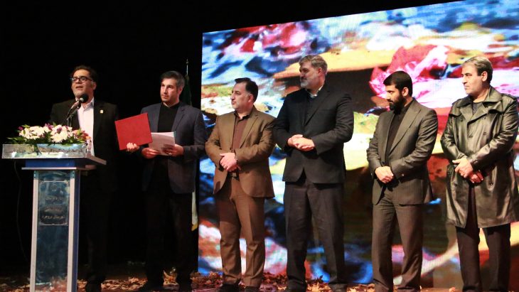 بهترین بازیگر مرد جشنواره تئاتر لرستان جایزه‌اش را به شهید “عجمیان” تقدیم کرد