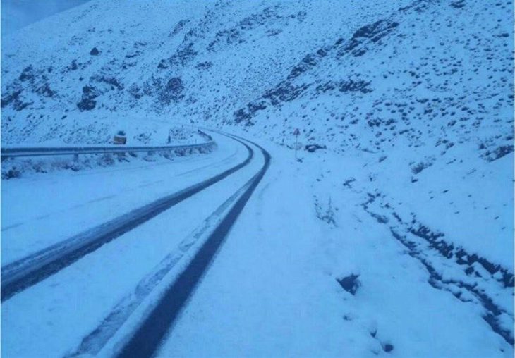 بارش برف گردنه های “گله بادوش” و “فرسش” الیگودرز را مسدود کرد