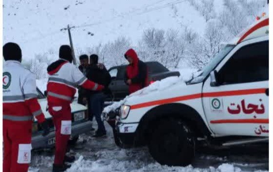 امدادرسانی هلال احمر سلسله به ۴۰ خودروی گرفتار در برف