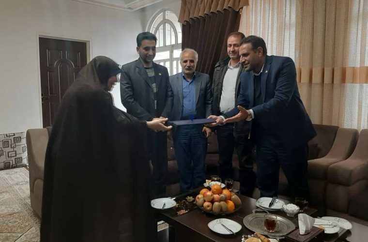 دیدار مدیر مخابرات منطقه لرستان با خانواده شهید «قدرت اله علیدادی»